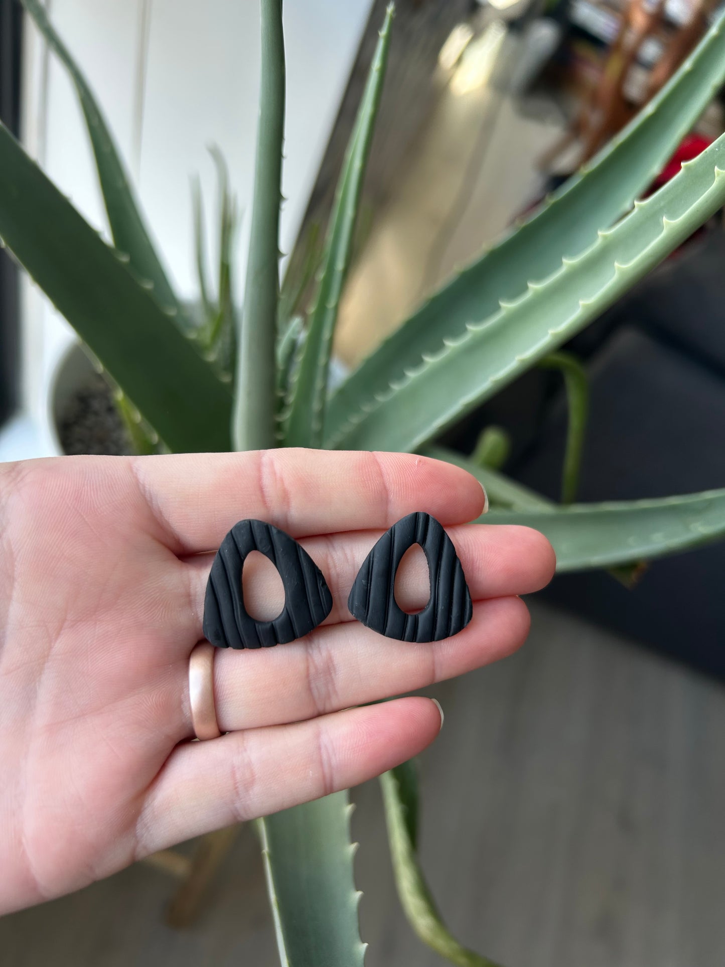 Black textured triangles- no hoop