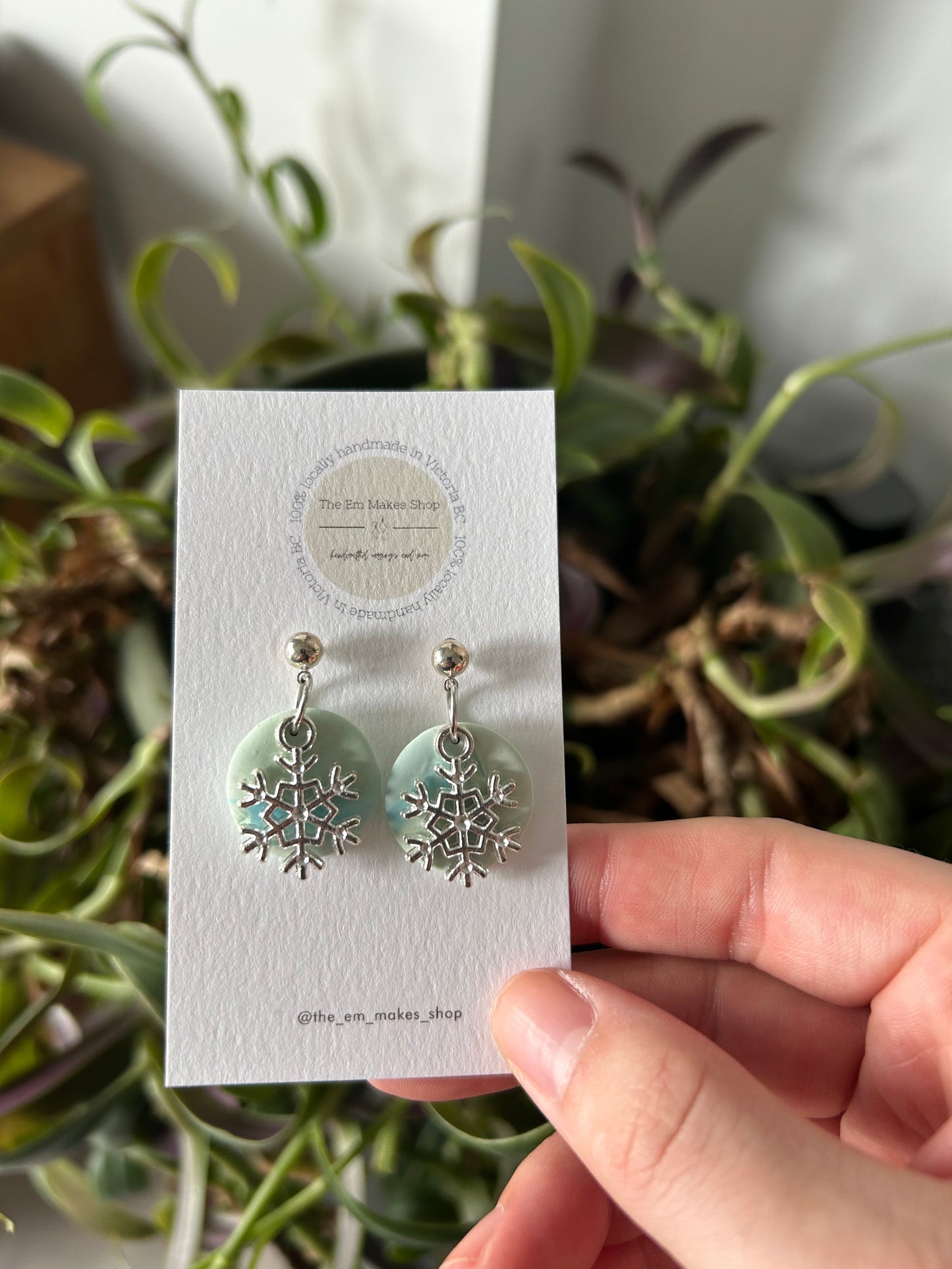 Snowflake charm circles